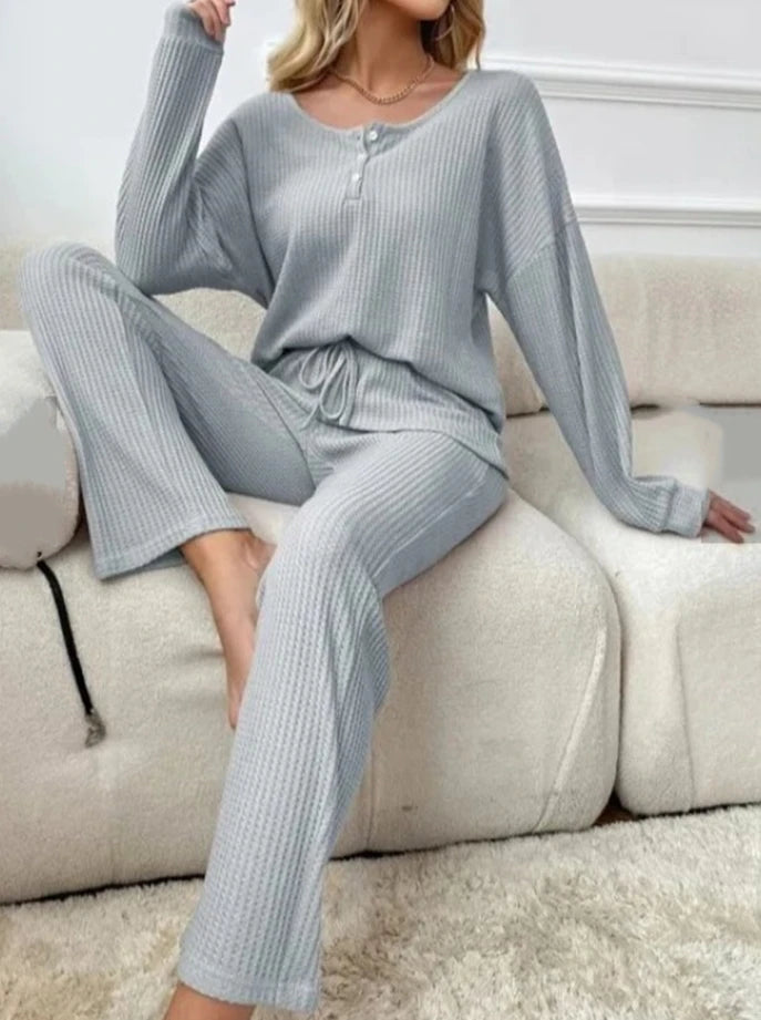 Conforto e Estilo em Cada Detalhe: O Pijama Issabella de Luxo em Algodão Que Une Sofisticação e Bem-Estar para Seus Momentos em Casa!