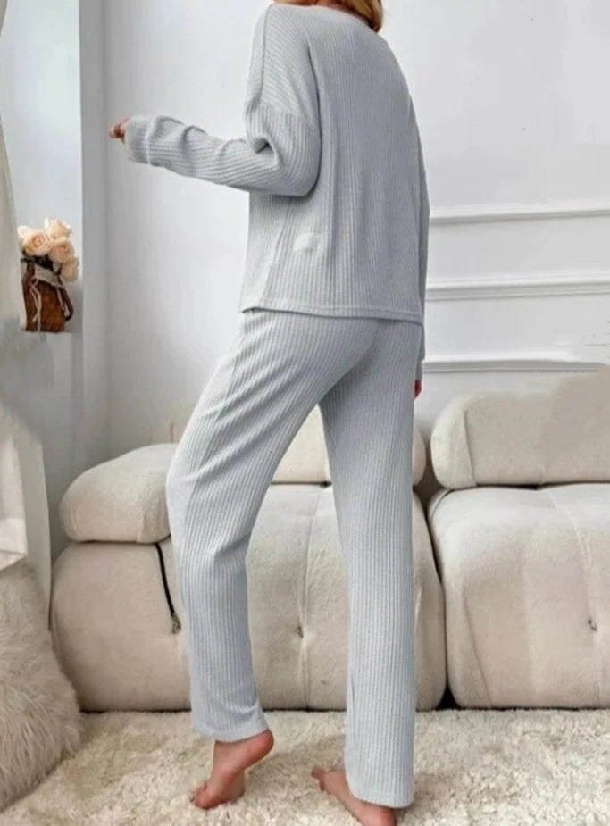 Conforto e Estilo em Cada Detalhe: O Pijama Issabella de Luxo em Algodão Que Une Sofisticação e Bem-Estar para Seus Momentos em Casa!