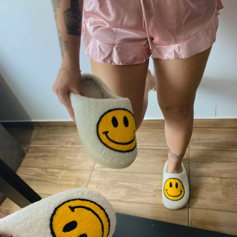 Pantufa Dia Feliz: O Abraço de Conforto que Seus Pés Merecem!