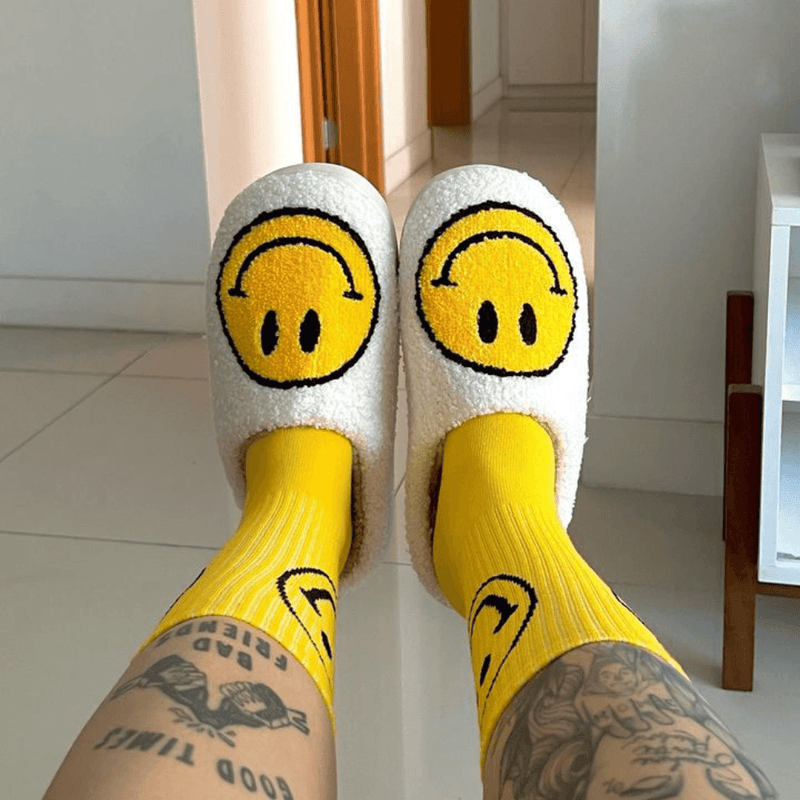 Pantufa Dia Feliz: O Abraço de Conforto que Seus Pés Merecem!